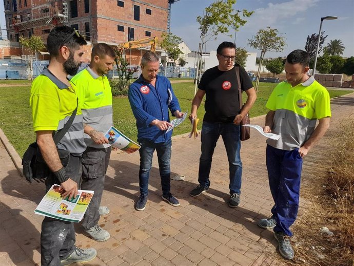 Sindicalistas de UGT reparten en obras de Córdoba información sobre la jornada intensiva en la construcción.