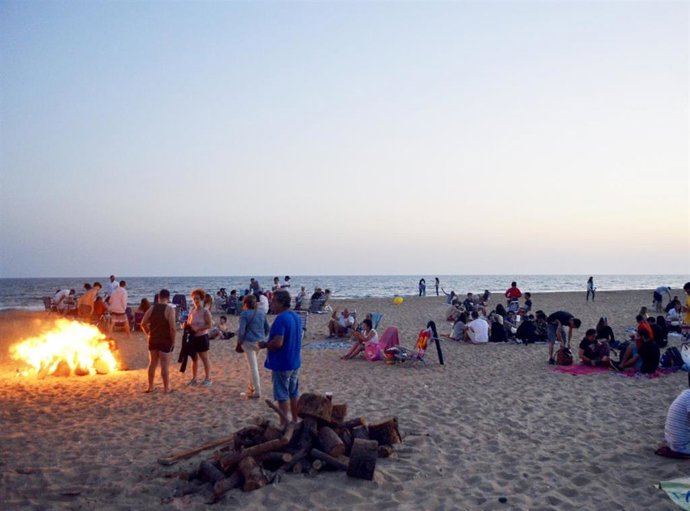 Archivo - Una de las hogueras de Punta Umbría (Huelva) en una imagen de archivo.