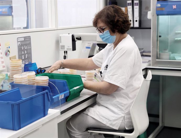 Una técnico de laboratorio trabaja con pruebas PCR en el Laboratorio de Microbiología del Hospital público Gregorio Marañón, a 31 de mayo de 2022, en Madrid (España). 