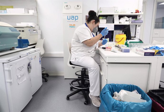 Una técnico de laboratorio trabaja con pruebas PCR en el Laboratorio de Microbiología del Hospital público Gregorio Marañón, 