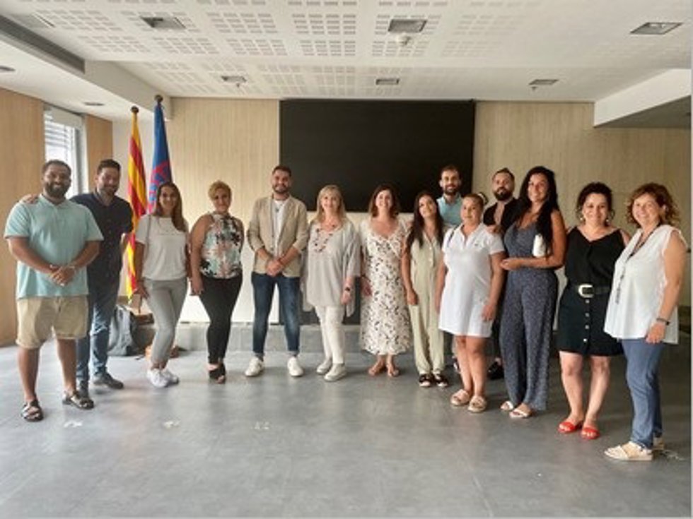 La consellera de Derechos Sociales, Violant Cervera, en una recepción a las estudiantes gitanas que han participado en el Grupo de Acceso a la Universidad