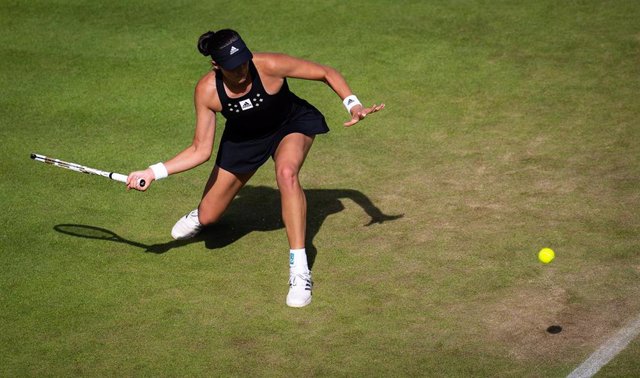 Garbiñe Muguruza golpea una bola durante un torneo de la gira sobre hierba