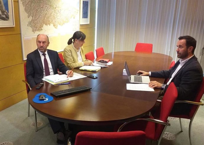 El vicepresidente y consejero de Administración Autonómica, Medio Ambiente y Cambio Climático, Juan Cofiño; la viceconsejera de Medio Ambiente, Nieves Roqueñí y el director general de Medio Natural y Planificación Rural, David Villar.