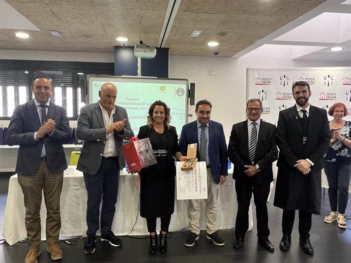 Clausura del XVI Curso de Sumiller Profesional de la Escuela de Cocina de Valladolid. En el centro, la sumiller Mercedes Vázquez, premio de esta edición.