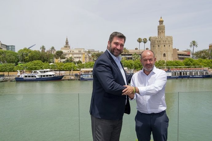 El director del restaurante Abades Triana, Francisco Azuaga, y el presidente de la FNCP, José Basilio Otero, han cerrado este lunes el acuerdo.