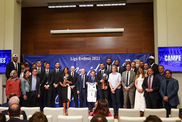 Foto de familia tras la recepción en el Ayuntamiento al Real Madrid por la consecución del título de la Liga Endesa 2021-2022