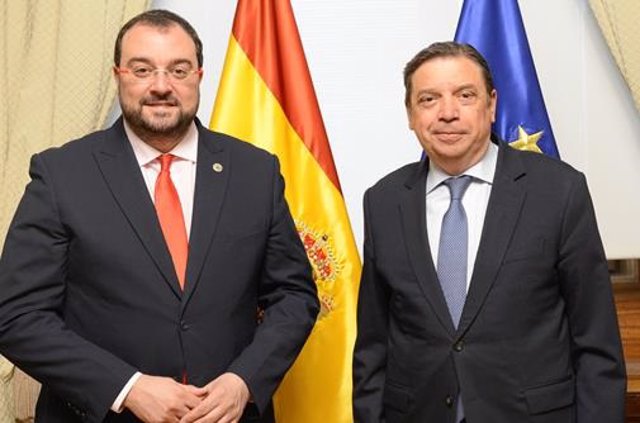 El ministro de Agricultura, Pesca y Alimentación, Luis Planas, y el presidente del Principado de Asturias, Adrián Barbón