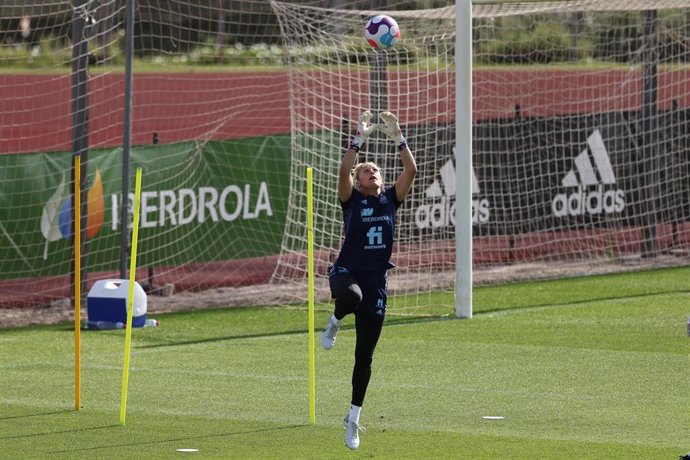 Sandra Paños intenta atrapar un balón durante un entrenamiento de la selección española en Las Rozas
