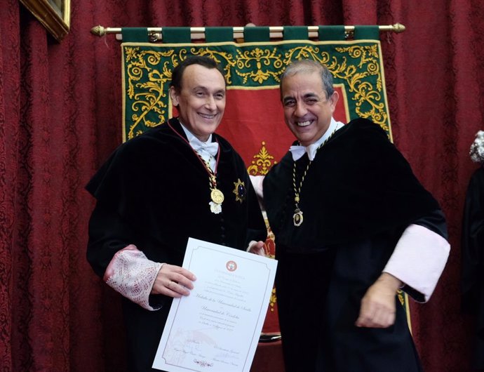 El rector de la Universidad de Córdoba, José Carlos Gómez Villamandos, recibe de manos del rector de la Universidad de Sevilla, Miguel Ángel Castro Arroyo, la Medalla de la US a la UCO por sus 50 años.