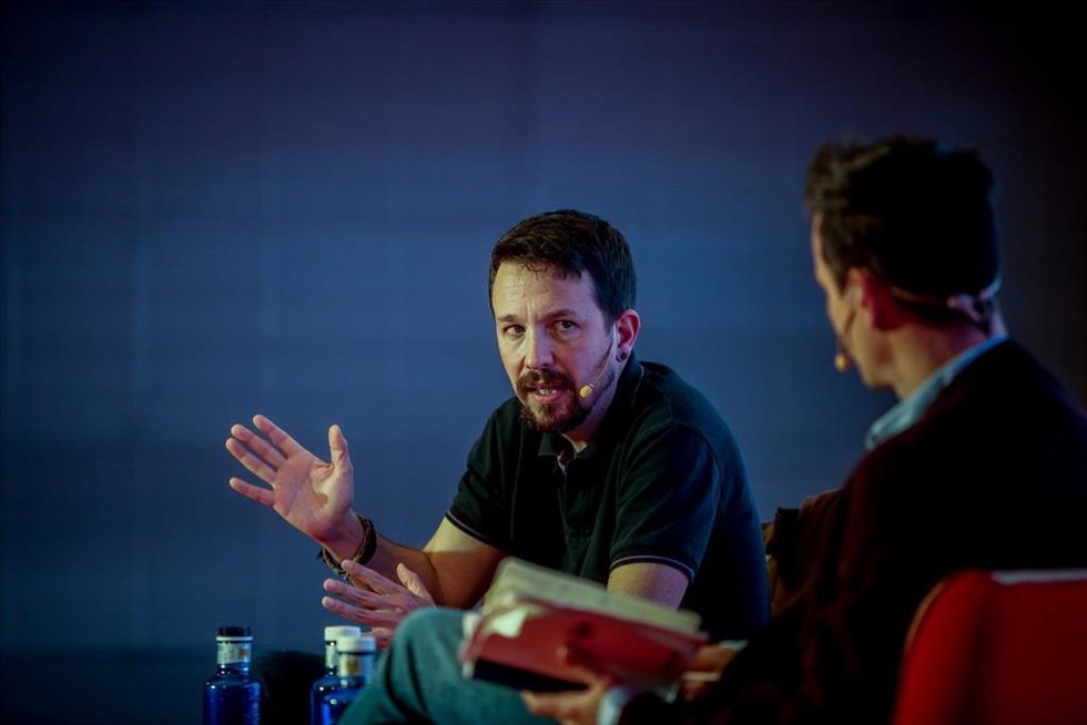 Archivo - El exvicepresidente del Gobierno Pablo Iglesias (i) y el periodista Aitor Riveiro (d) en la presentación del libro del exvicepresidente 'Verdades a la cara. Recuerdos de los años salvajes en Madrid (España)