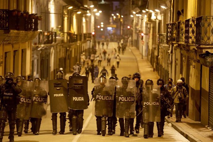 Policía antidistorbios durante la protesta indígena en Quito, Ecuador