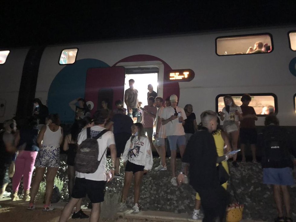 El tren de Ouigo detenido en Alhabama de Aragón, Zaragoza.