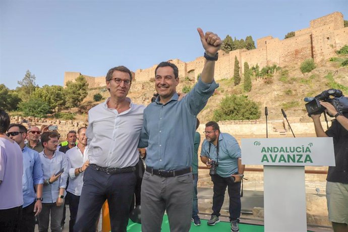 El presidente del PP-A y candidato a la reelección a la Presidencia de la Junta, Juanma Moreno, junto al presidente del PP, Alberto Núñez Feijoó, clausuran un mitin a 11 de junio del 2022 en Málaga (Andalucía, España)