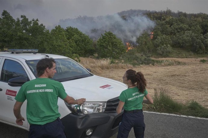 Guardias forestales a su llegada a la zona de Maquírriain tras avanzar el incendio de Ujué, a 19 de junio de 2022, en Maquírriain, Navarra, (España).