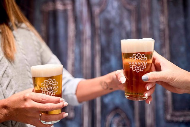 Cervezas Gran Vía celebra un año de producción.