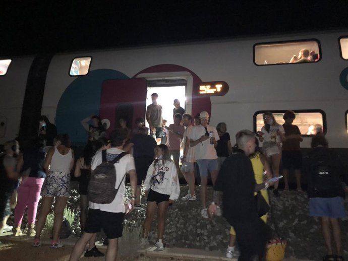 El tren d'Ouigo detingut en Alhabama d'Aragó, Zaragoza.