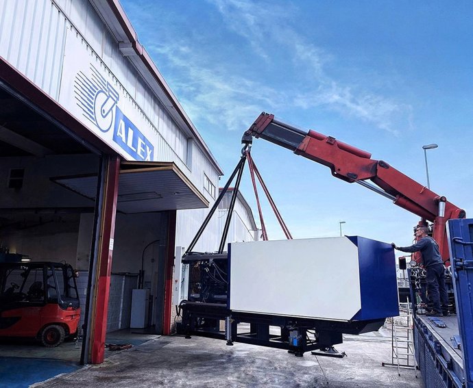 Instalación de máquina de inyección en la fábrica de Ruedas Alex.