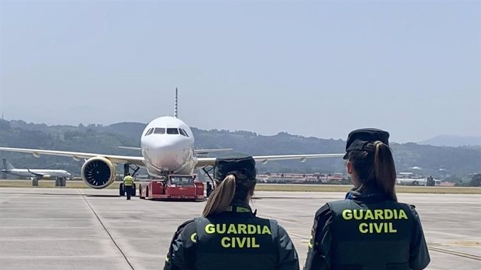 Agentes de la Guardia Civil en la pista del aeropuesto de Bilbao