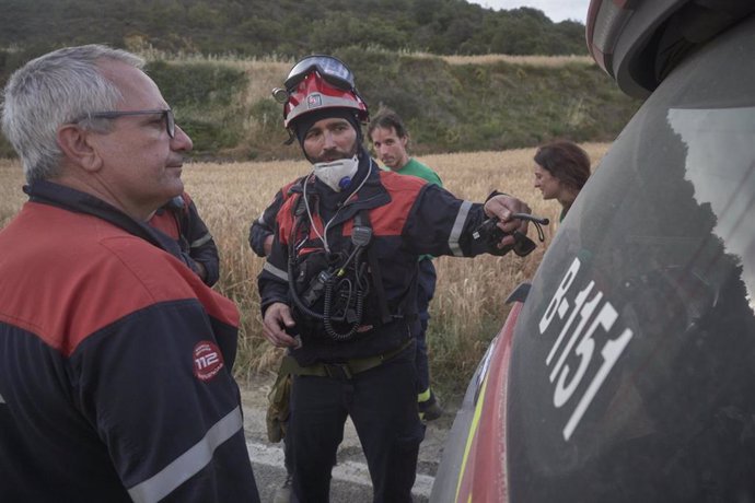 Varios bomberos en la zona de Maquírriain tras el incendio de Ujué, en Navarra, (España).