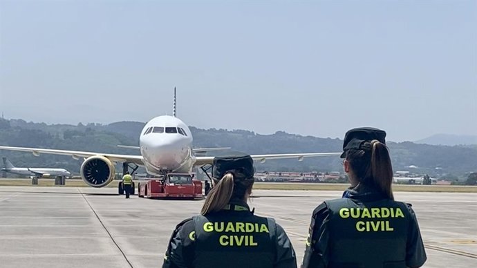Agentes de la Guardia Civil en la pista del aeropuesto de Bilbao