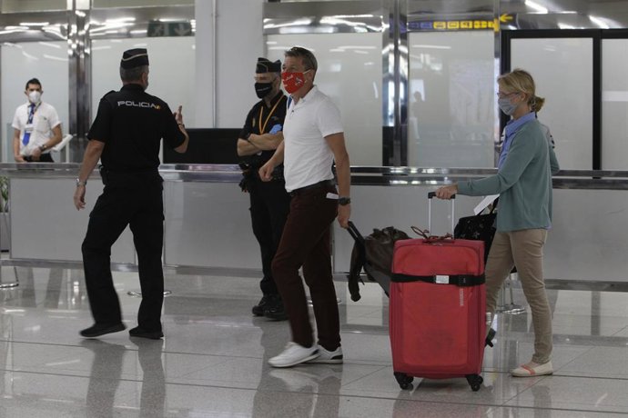 Archivo - Dos viajeros llegan al aeropuerto de Palma. 