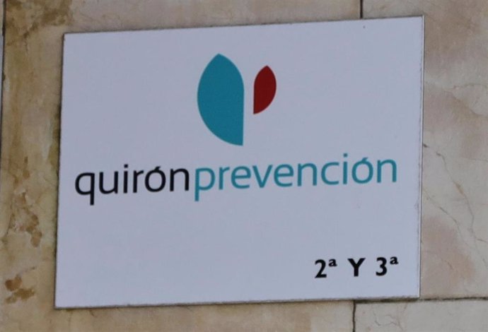 Archivo - Cartel de una oficina de Quirón Prevención en Madrid