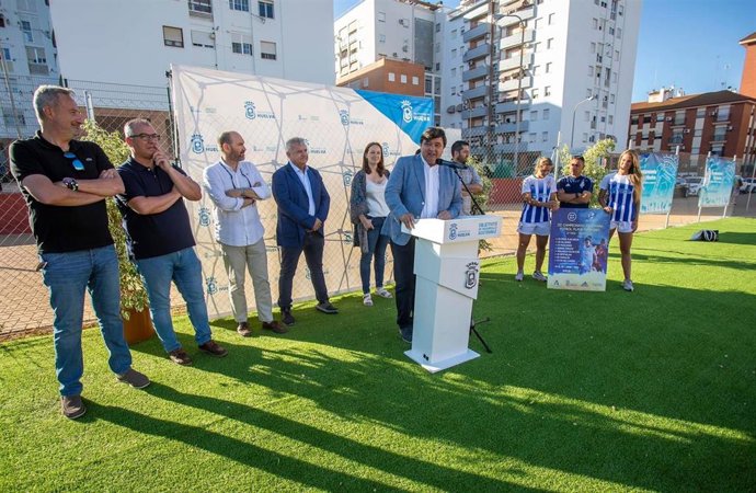 Presentación oficial la segunda fase del III Campeonato de España de fútbol en Huelva que  ha contado con la asistencia del alcalde de Huelva, Gabriel Cruz, y la concejal de Participación Ciudadana y Deportes, María Teresa Flores, entre otros.