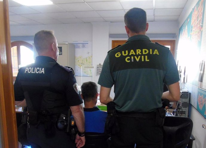 El detenido presta declaración en el cuartel de la Guardia Civil