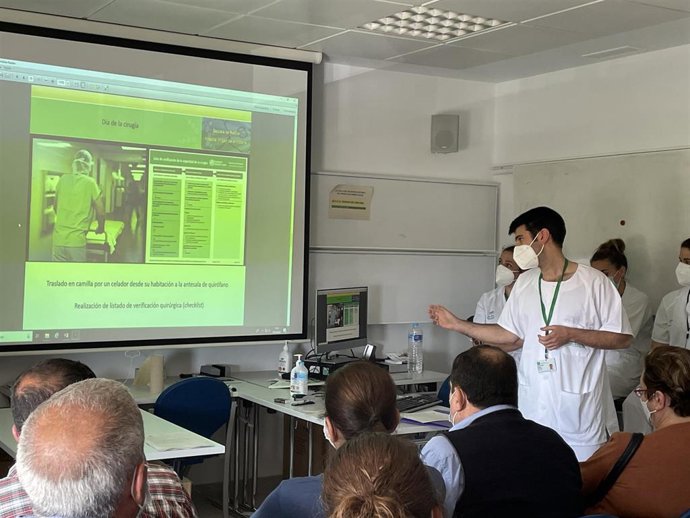 El Hospital Clínico recibe a pacientes que van a operarse de prótesis de rodilla días antes de su ingreso