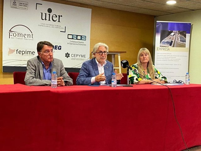 El president de la Uier, Eudald Castells; el president de Foment del Treball, Josep Sánchez Llibre, i la presidenta de Fepime, Maria Helena de Felipe, en una roda de premsa