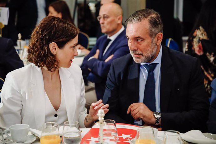 El consejero de Presidencia, Justicia e Interior, Enrique López, y la presidenta de la Comunidad de Madrid, Isabel Díaz Ayuso, a su llegada a un desayuno informativo de Fórum Europa, en el Hotel Mandarín Oriental Ritz, a 21 de junio de 2022, en Madrid (