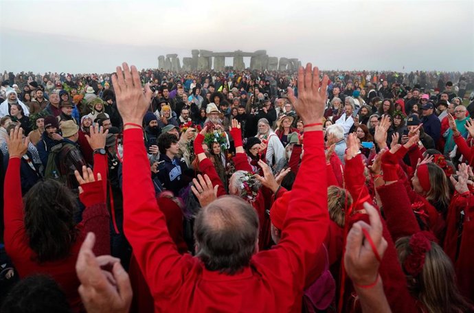 Miles de personas se reúnen en el Stonehenge por el solsticio de verano