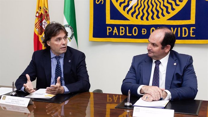 El rector de la UPO, Francisco Oliva, y el presidente-director general del SAMU, Carlos González de Escalada, firman un convenio para la creación de la Cátedra de Innovación Social.