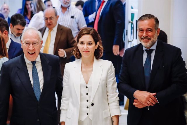 La presidenta de la Comunidad de Madrid, Isabel Díaz Ayuso, y el consejero de Presidencia, Justicia e Interior, Enrique López (d), a su llegada a un desayuno informativo de Fórum Europa, en el Hotel Mandarín Oriental Ritz, a 21 de junio de 2022, en Madrid