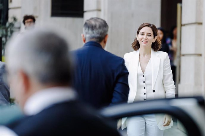 El consejero de Presidencia, Justicia e Interior, Enrique López, y la presidenta de la Comunidad de Madrid, Isabel Díaz Ayuso, a su llegada a un desayuno informativo de Fórum Europa, en el Hotel Mandarín Oriental Ritz, a 21 de junio de 2022, en Madrid (