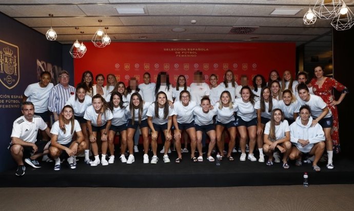 La selección española femenina, con las víctimas de trata