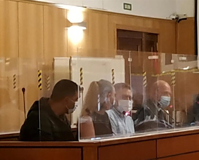 Los dos condenados, entre ellos la intérprete y al fondo el letrado defensor.