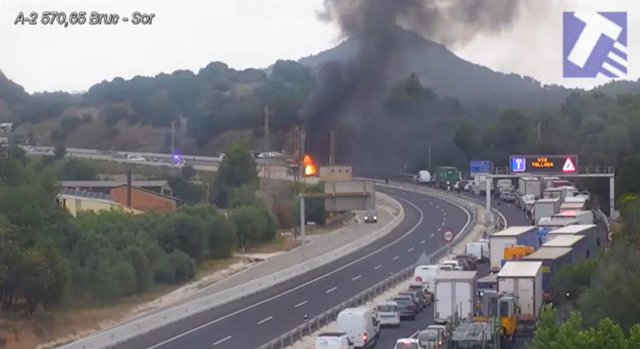 Imatge del camió incendiat a l'A-2 al Bruc (Barcelona)