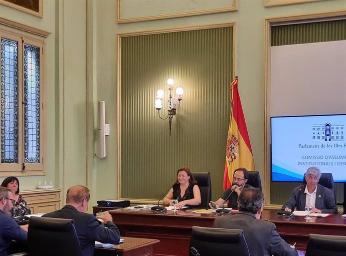 La consellera de Presidencia, Función Pública e Igualdad, Mercedes Garrido, en la Comisión parlamentaria.