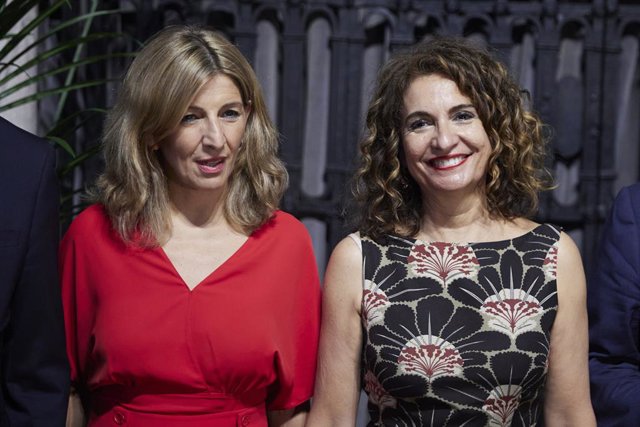 La vicepresidenta segona del Govern central, Yolanda Díaz, al costat de la ministra d'Hisenda, María Jesús Montero
