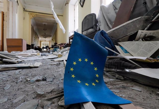 Archivo - Una bandera de la UE entre los restos de un edificio en Járkov, Ucrania