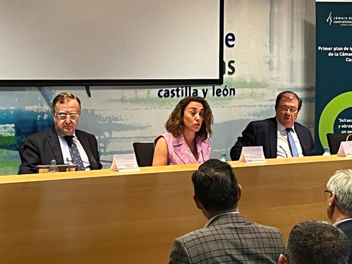 María González (C) durante la inauguración de la jornada.
