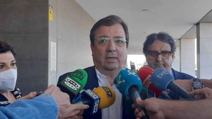 El presidente de la Junta de Extremadura, Guillermo Fernández Vara, atiende a los medios en Badajoz