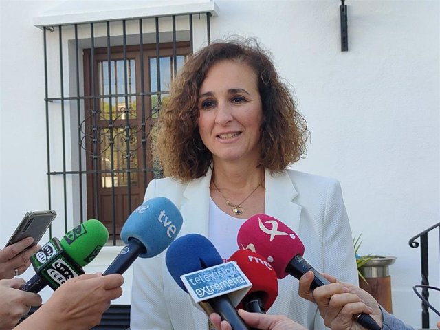 La consejera para la Transición Ecológica y Sostenibilidad, Olga García, atiende a los medios antes de participar en la jornada.
