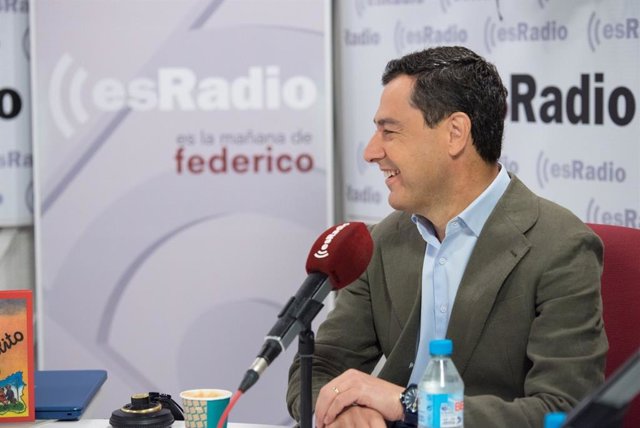 El presidente de la Junta de Andalucái en funciones, Juanma Moreno, este martes en una entrevista con esRadio.
