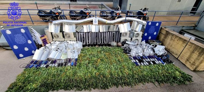 Plantas de marihuana y material incautado en dos plantaciones indoor en Santander