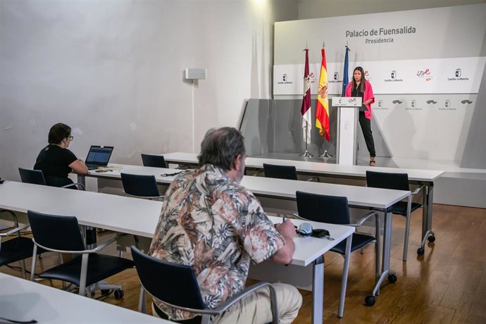 La consejera de Bienestar Social, Bárbara García Torijano, comparece en rueda de prensa, en el Palacio de Fuensalida, para informar sobre los acuerdos del Consejo de Gobierno relacionados con su departamento.