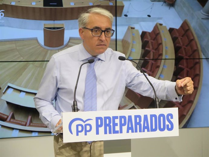 El portavoz del Grupo Popular en el Parlamento de La Rioja, Jesús Ángel Garrido, en comparecencia de prensa