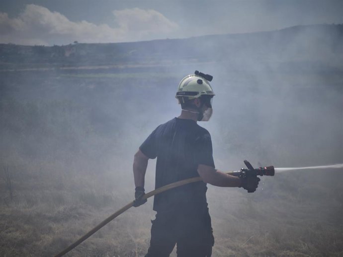 Un bombero durante las labores de extinción del incendio en la comarca de Tafalla