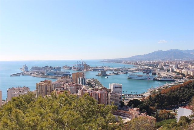 Archivo - Panorámica del puerto de Málaga